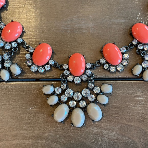 BAUBLE BAR STATEMENT NECKLACE - Picture 2 of 3